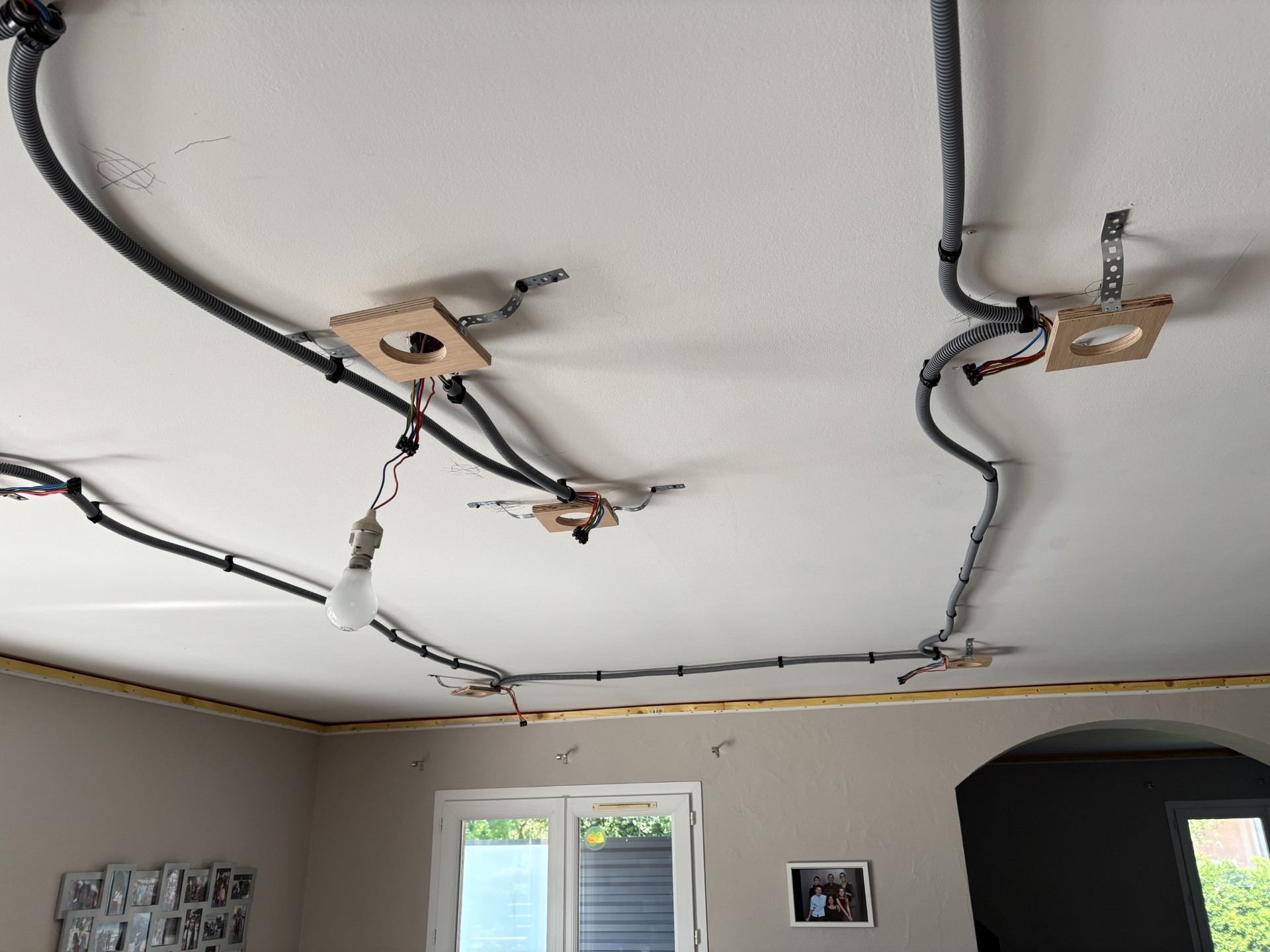 Châssis et gaines des luminaires préparés avant la pose d'un plafond tendu