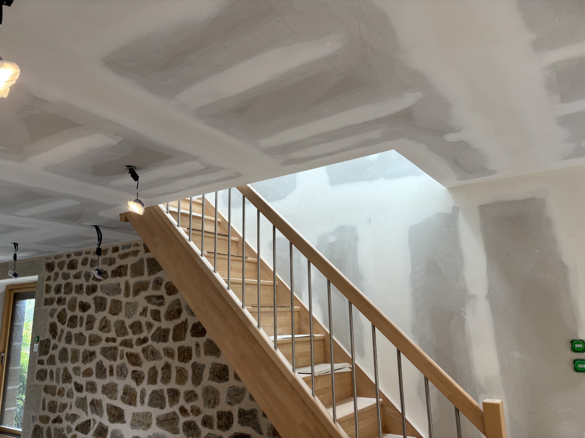 Joints de plaques de plâtre terminés autour d'un escalier