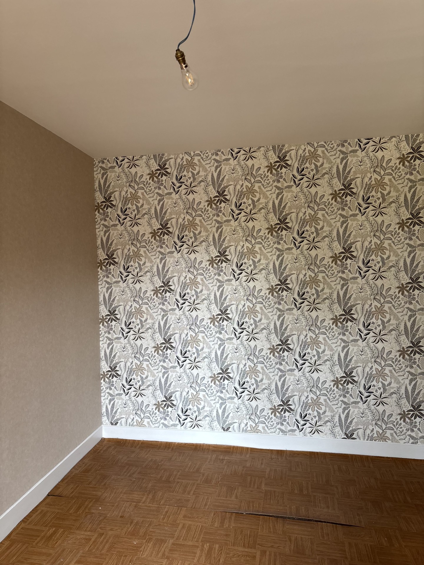 Mur décoratif terminé avec papier peint à motifs végétaux