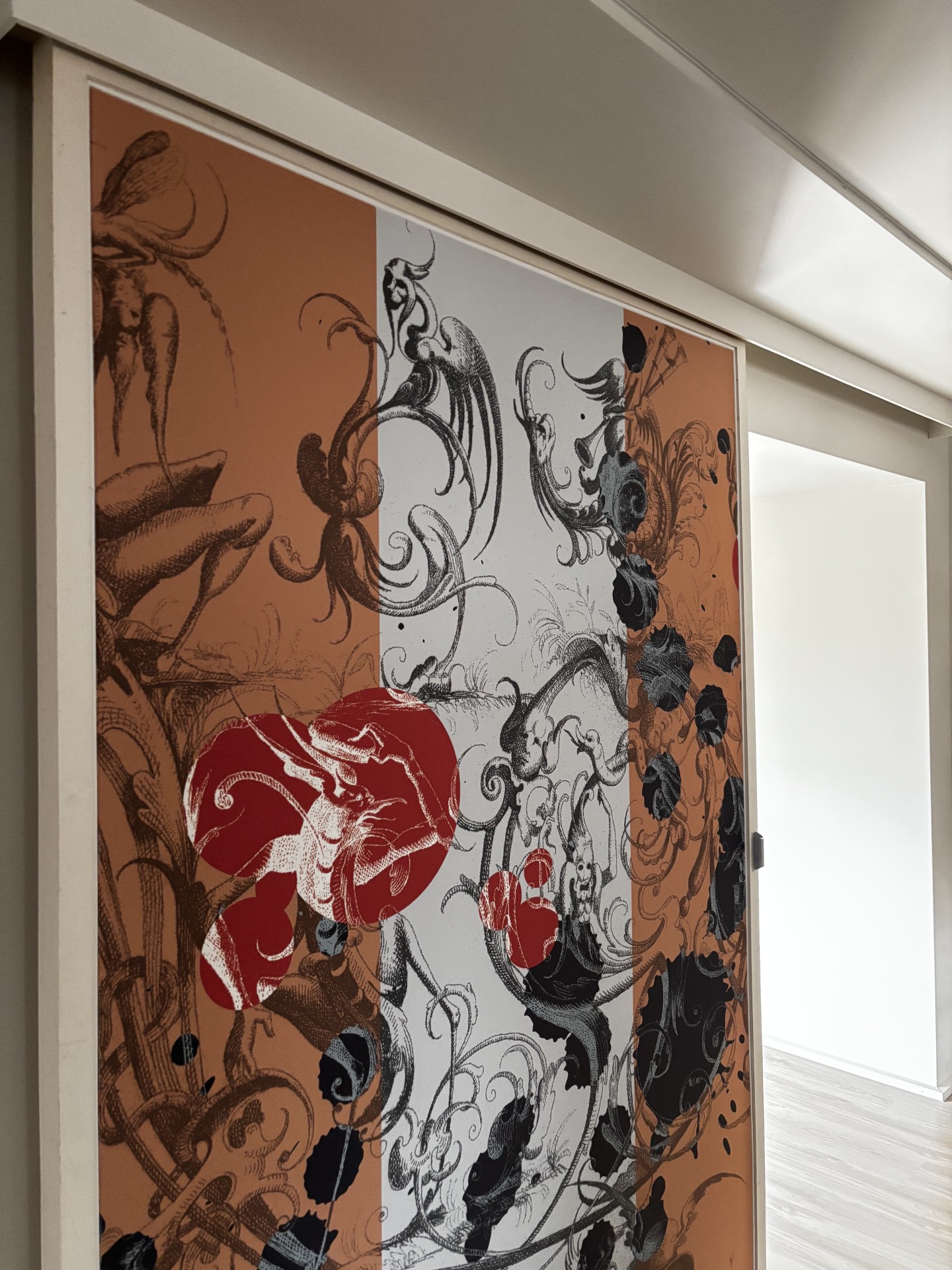 Porte coulissante imprimée aux motifs décoratifs colorés